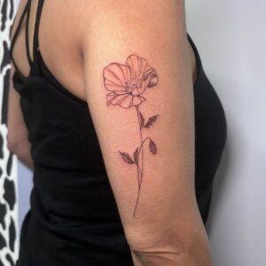 קעקוע של פרח על היד בביצוע של אבישי גולדין