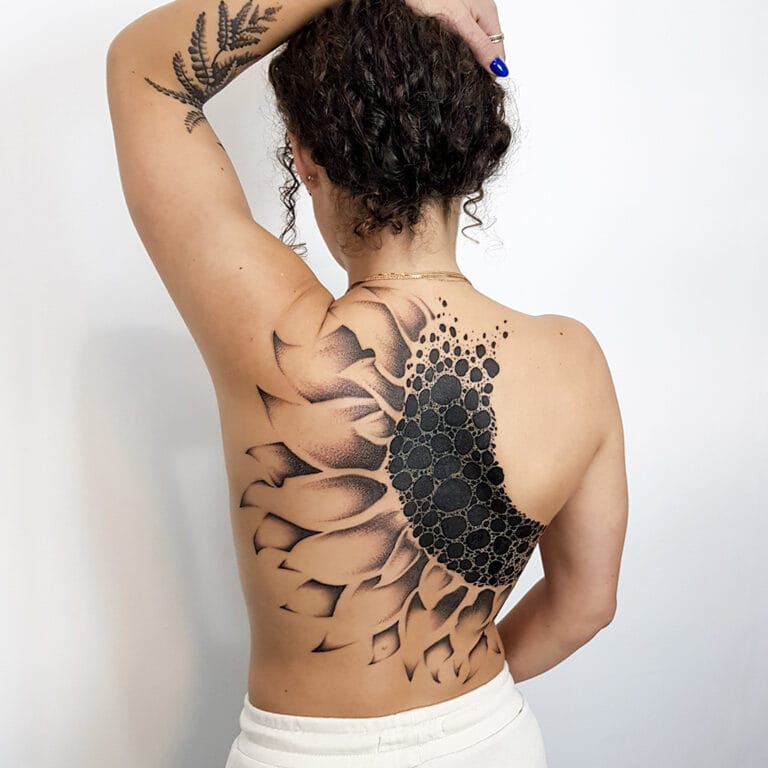 קעקוע של חמניה על גב בביצוע של ארז אדטו