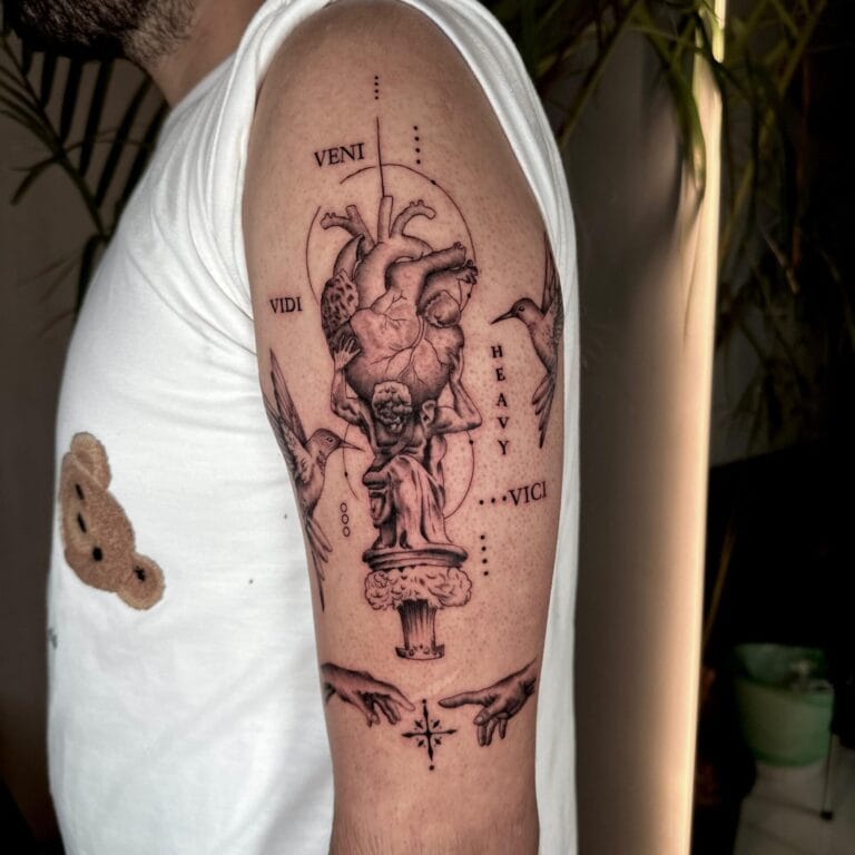 קעקוע ריאליסטי על הזרוע משולב בביצוע של אלמוג טל