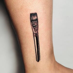 קעקוע של מכחול צבע בביצוע של שחף חן