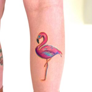 קעקוע של פלמינגו צבעוני