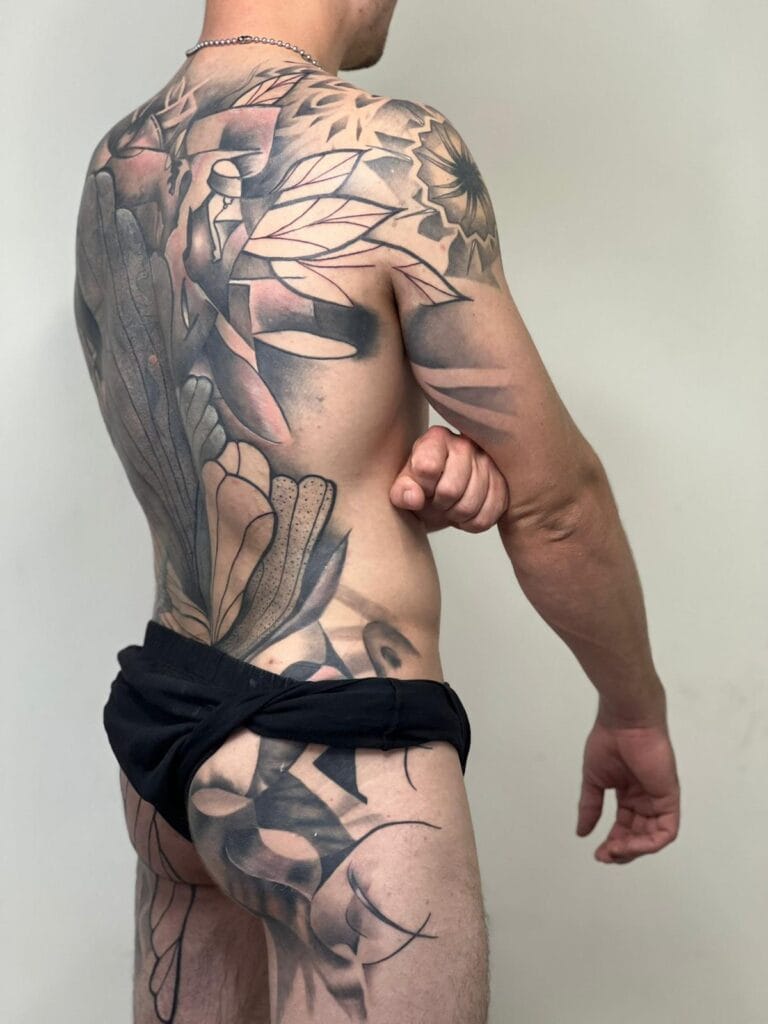 תמונה של גוף מקועקע להסבר על קורס מקעקעים