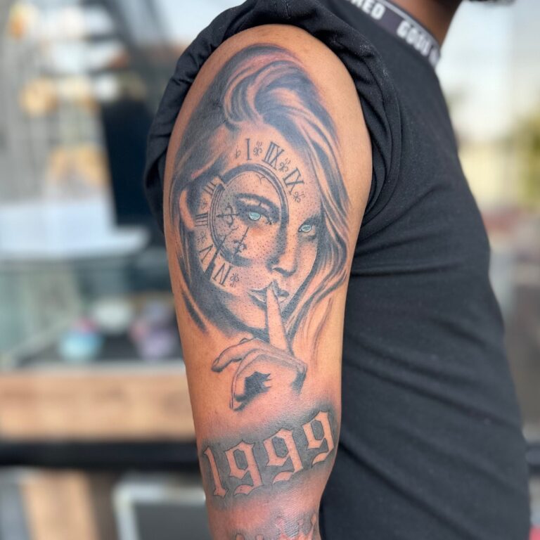 קעקוע של דמות נשית על הזרוע בביצוע איציק רז