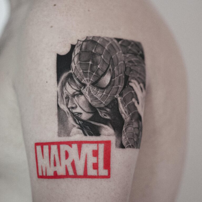 קעקוע ריאליסטי של ספיידרמן