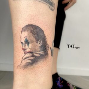 קעקוע הג'וקר בביצוע טלי אמבאו