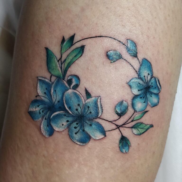 קעקוע של פרחים כחולים בביצוע של טוני בלוסטון