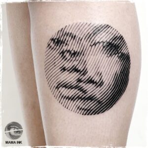 קעקוע אבסטרקטי של פנים בביצוע ורה זר