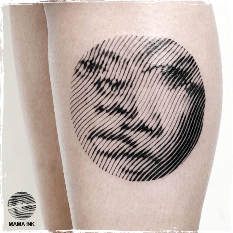 קעקוע אבסטרקטי של פנים בביצוע ורה זר