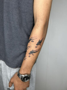 קעקוע של כרישים עם צלליות על היד