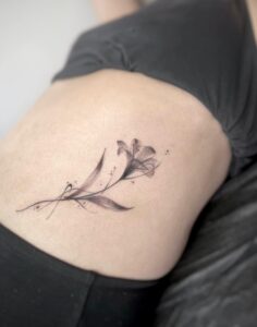 קעקוע של פרח אבסטרקטי ביצוע של בוגרת קורס קעקועים מקיף של TATTOOTLV