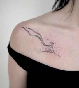 קעקוע של הנסיך הקטן בסגנון פיין ליין עדין עם מעט הצללות ביצוע של בוגרת קורס קעקועים מקיף של TATTOOTLV