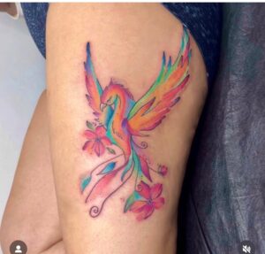 קעקוע של פניקס צבעוני עם פרחים ביצוע של בוגרת קורס קעקועים מקיף של TATTOOTLV