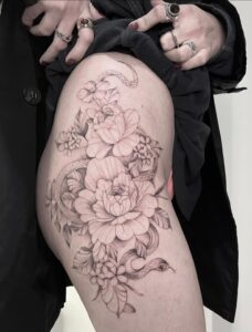 קעקוע של פרחים ונחש בסגנון וויפ שיידינג ביצוע של בוגרת קורס קעקועים מקיף של TATTOOTLV