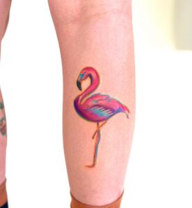 קעקוע של פלמינגו צבעוני ביצוע של בוגרת קורס קעקועים מקיף של TATTOOTLV