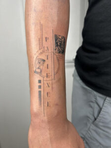 קעקוע בסגנון אבסטרקטי על האמה