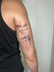 קעקוע של סנונית אם אלמנטים אבסטרקטיים על הזרוע