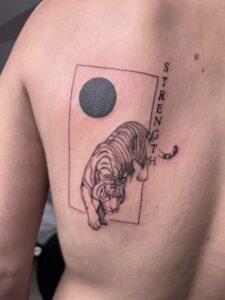 קעקוע של נמר עם שמש בביצוע של בוגר קורס קעקועים פיין ליין TATTOOTLV