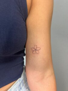 קעקוע בסגנון קווי דל פרח ביצוע של בוגרת קורס קעקועים פיין ליין TATTOOTLV