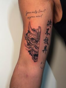 קעקוע של מסיכה יפנית ביצוע של בוגר קורס קעקועים מקיף TATTOOTLV