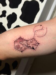 קעקוע בסגנון נוף עם אבסטרקט ביצוע של בוגר קורס קעקועים מקיף TATTOOTLV