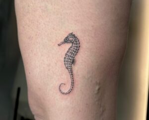 קעקוע של סוסון ים ביצוע של בוגרת קורס קעקועים מקיף של TATTOOTLV