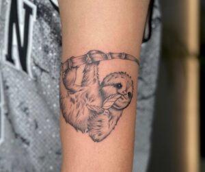 קעקוע של עצלן על היד ביצוע של בוגרת קורס קעקועים מקיף של TATTOOTLV