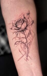 קעקוע של ורד אבסטרקטי עם אותיות ביצוע של בוגר קורס קעקועים מקיף של TATTOOTLV