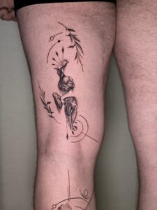 קעקוע של אלמנט ריאליסטי עם אבסטרקט ביצוע של בוגרת קורס קעקועים מקיף של TATTOOTLV