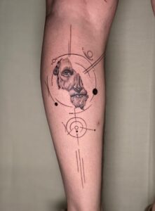 קעקוע של אלמנט ריאליסטי עם אבסטרקט ביצוע של בוגרת קורס קעקועים מקיף של TATTOOTLV