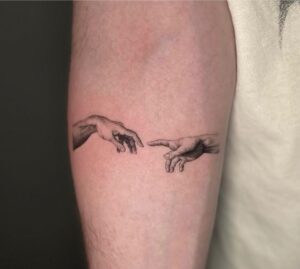 קעקוע של ''יד האלוהים'' ביצוע של בוגרת קורס קעקועים מקיף של TATTOOTLV