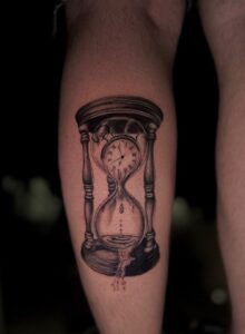 קעקוע של שעון חול על הרגל ביצוע של בוגרת קורס קעקועים מקיף של TATTOOTLV