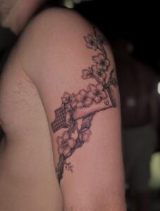 קעקוע של פרחים עם חבילת וופלים על היד ביצוע של בוגרת קורס קעקועים מקיף של TATTOOTLV