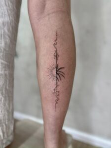 קעקוע על רגל אחורית בסגנון קווי ביצוע של בוגרת קורס קעקועים מקיף של TATTOOTLV