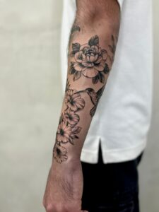 קעקוע של פרחים על הזרוע ביצוע של בוגרת קורס קעקועים מקיף של TATTOOTLV