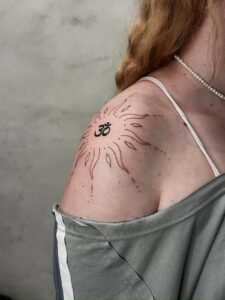 קעקוע של שמש על הכתף בביצוע של בוגרת קורס קעקועים מקיף של TATTOOTLV