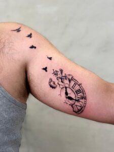 קעקוע של שעון בביצוע של בוגרת קורס קעקועים מקיף של TATTOOTLV