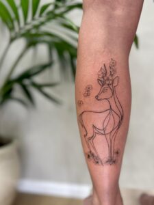 קעקוע של אייל עם פרחים בביצוע של בוגרת קורס קעקועים מקיף של TATTOOTLV