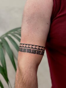 קעקוע של צמיד בסגנון שבטי בביצוע של בוגרת קורס קעקועים מקיף של TATTOOTLV