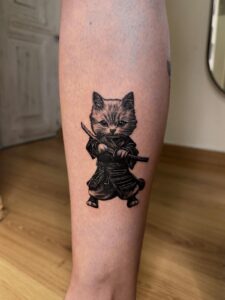 קעקוע של חתול סמוראי בביצוע של בוגרת קורס קעקועים מקיף של TATTOOTLV