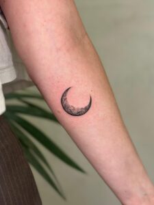 קעקוע של ירח בביצוע של בוגרת קורס קעקועים מקיף של TATTOOTLV