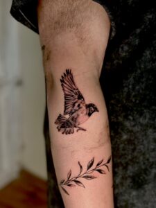 קעקוע של סנונית בביצוע של בוגרת קורס קעקועים מקיף של TATTOOTLV