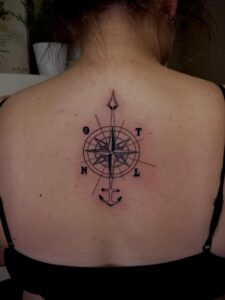 קעקוע של מצפן בביצוע של בוגרת קורס קעקועים מקיף של TATTOOTLV