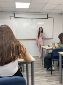 ורה זר מעבירה שיעור במסגרת קורס מקעקעים באקדמיית מאמא אינק