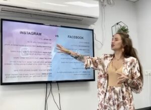 ורה זר מלמדת במסגרת קורס קעקועים באקדמיית מאמא אינק