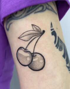 קעקוע של דובדבן שחור לבן בוצע במסגרת קורס קעקועים באקדמיית מאמא אינק