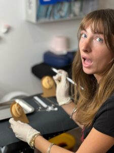 תלמידה במהלך קורס פירסינג באקדמיית מאמא אינק בשיתוף TATTOO TLV