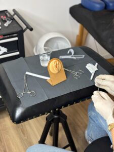 עמדת פירסינג - כחלק מלימוד קורס פירסינג באקדמיית מאמא אינק