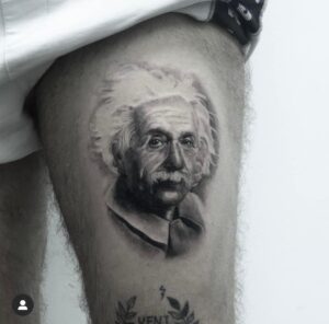 קעקוע של אלברט איינשטיין, פורטרט ריאליסטי על ירך