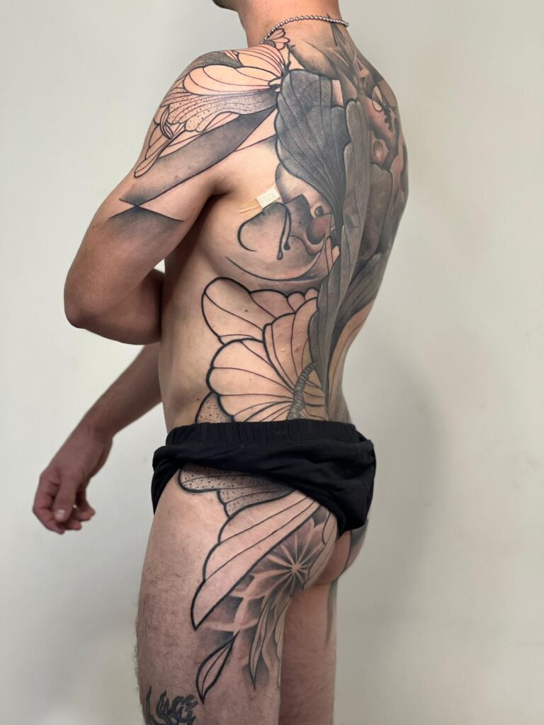 קעקוע גדול על גבר תמונת נושא לכתבה על קעקועים לגברים