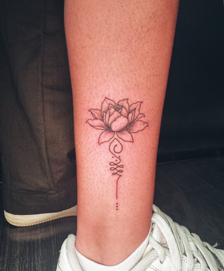 פרח לוטוס עדין על קרסול